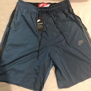 BRAND NEW NIKE TECH SHORTS HYPER MESH SIZE MEDIUM